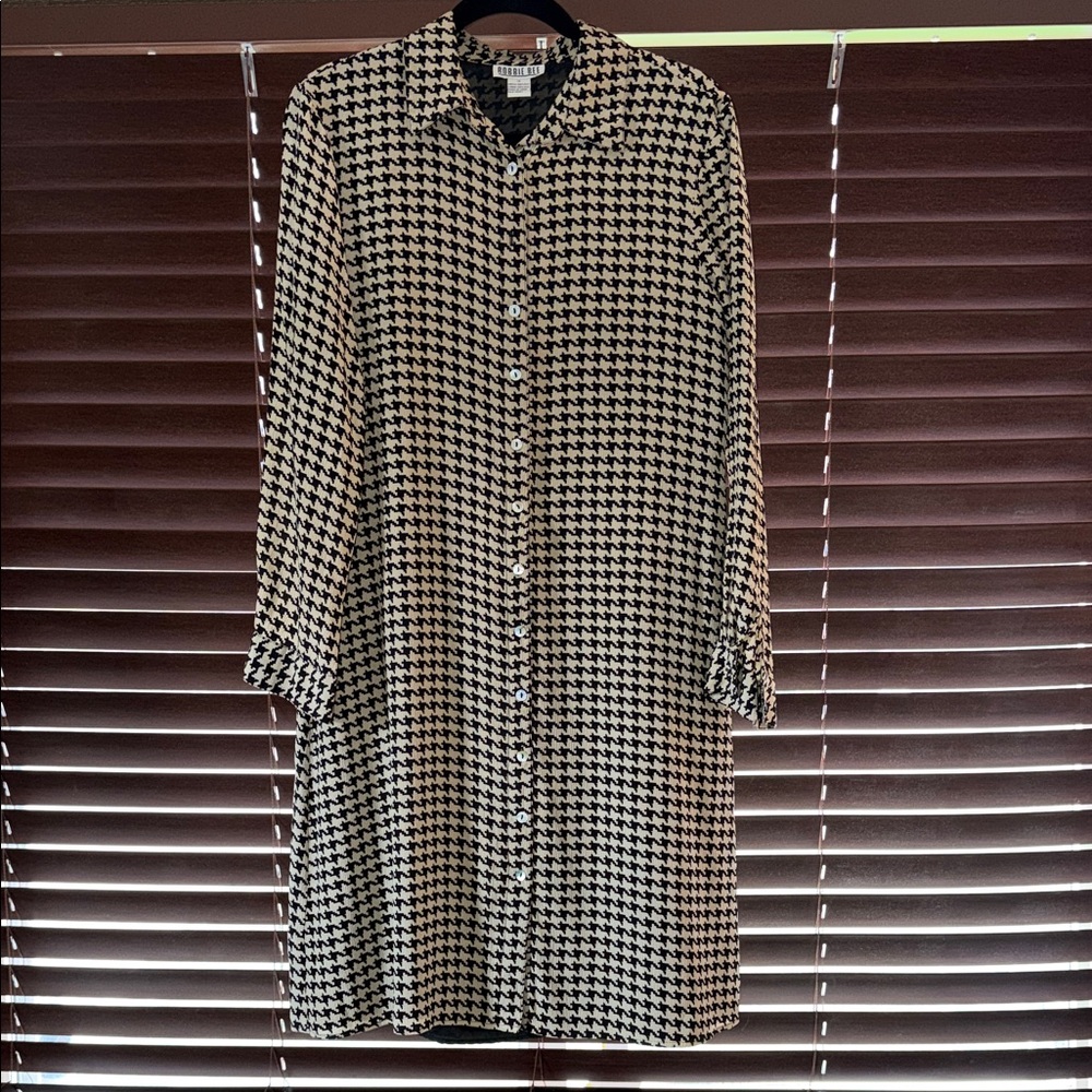 Robbie Bee Black and White Houndstooth Midi Shirt Dress 100% silk.
